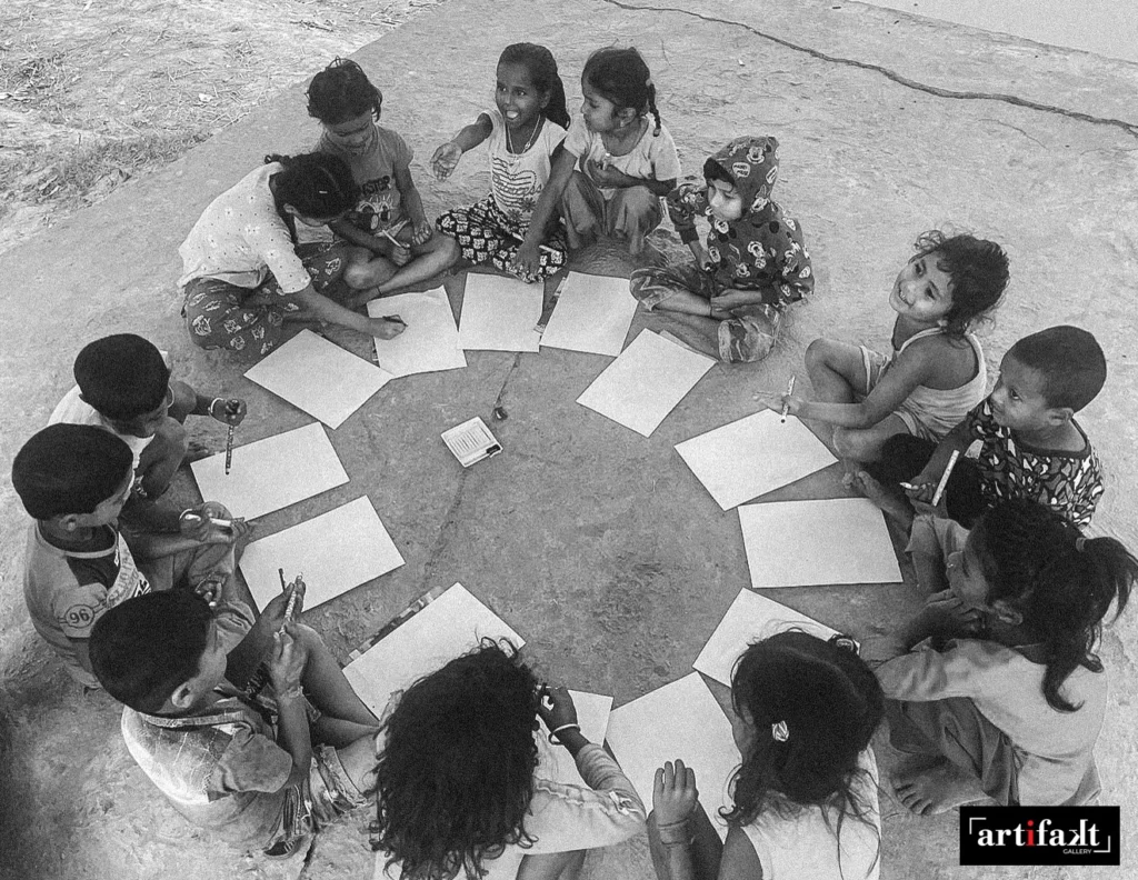 artifakt-gallery-study time KIDS form in a circle while studying